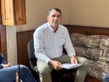 -Coordinador del FA, Mario Furtado,  recibió el documento en sus manos.