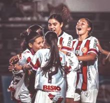 La "Saleñita" Sub-14 se metió en la final de la Liga Desarrollo Evolución 2025 tras vencer en la tanda de penales a Nacional de Montevideo. El partido se jugó ayer en el Estadio Ernesto Dickinson ante un buen marco de público.