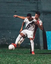 Samir Bonasola a la marca de Natanael Tabárez, uno de los duelos trascendentes que tuvo el encuentro de ida.