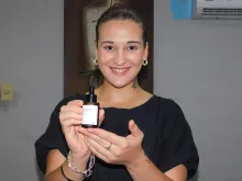 Por José Luis Toriani  Ariana Senisa, es una joven emprendedora de 20 años que busca hacerse su lugar en el mundo de la cosmética relacionada con el cuidado de la piel. Senisa apuesta fuerte en ese sentido al cuidado de la piel (skin care) con diferentes productos, cuenta con labiales, que sirven tanto para sombra de ojos como para rubor, son multifunción. También tiene cremas hidratantes faciales y para el cuerpo, entre otros de los productos que ofrece la marca propia denominada La Base by Ariana. En diál