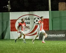 Javier Vargas marcó el segundo y Nicolás Arbiza, autor del primero, lo acompaña para festejar con el banco de suplentes. Salto sigue avanzando en la Copa. Foto Valentín Fernández
