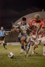 Richard Rodríguez defendiendo la pelota ante Maldonado Interior. Salto en busca de las finales del Interior.