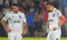 Maxi Gómez y Sebastián Coates lamentan la derrota. Foto: 'Tenfield'