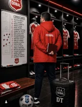DT analizando su lista de convocados en un trabajo del club con IA que ya es uso común.