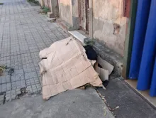 Persona durmiendo en la calle, ayer, en calle Michelini al 200.