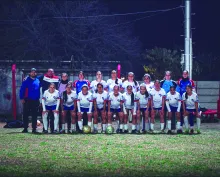  El equipo de Nacional femenino posando previo a obtener el título.