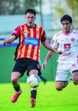 Santiago López y Facundo Silveira disputan el balón.  Foto: Valentín Fernández