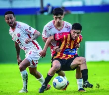 Claudio de Abreu aguanta la posesión de la marca de Facundo Silveira y Fabián Leites. Foto: Valentín Fernández.