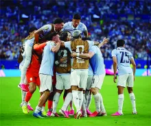 La montaña celeste para celebrar el empate de Maximiliano Araújo. Hoy se va a necesitar más que eso para festejar.