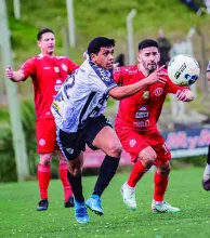 De Mora y Sotelo en picante lucha en el medio. Foto: Valentín Fernández. 