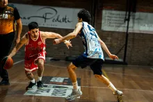 La pelota en manos de Dante Magnone y la marca de Lautaro Chiriff, por la primera fecha del Salteño de básquetbol. Foto: Valentín Fernández.