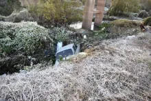 El automóvil abandonado en el Puente 33