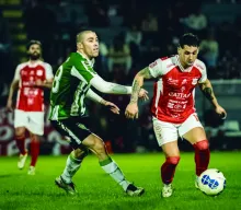 Brizuela manejando la pelota en el medio. Foto: Valentín Fernández.