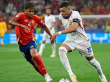 Lamine Yamal queriendo frenar a Kyliam Mbappé, las dos principales figuras se la semifinal de esta tarde.