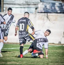 Ferro encaminó su serie el sábado en San José.
