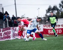 Angelo Martínez y Nicolás Fagúndez en la disputa de la pelota. Foto: Valentín Fernández
