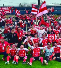 Jugadores, cuerpo técnico e hinchas; todos a la final. Foto: Fútbolflorida.