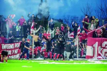 Jugadores, cuerpo técnico y los hinchas que viajaron a San José celebrando una clasificación increíble.