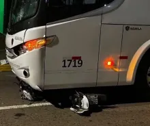 El grave impacto entre una moto y un bus en la esquina de Artigas y Sarandí.