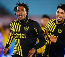 Abel Hernández le dio un agónico triunfo a Peñarol sobre Boston River. Foto 'Tenfield'