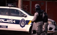 Cuatro jóvenes detenidos por dañar la vidriera de un comercio céntrico