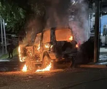 Una camioneta Hyundai quedó  envuelta en llamas en calle Rincón