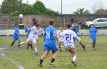 Con mucho barro de por medio fue empate en el clásico. Foto Raquel Roure