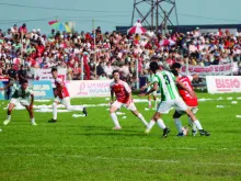 El partido de mayor convocatoria de nuestro fútbol volverá a repletar las tribunas del Dickinson y será por puntos de oro. Archivo