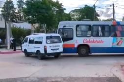 Violento choque entre ómnibus y camioneta: una niña lesionada