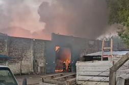 Voraz incendio provocó graves daños en  galpón y depósito del Mercado Regional 