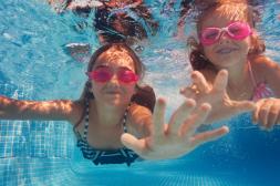 Conjuntivitis y otitis externa: dos afecciones que se manifiestan en niños como consecuencia de la piscina