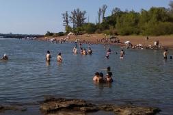 Exhortan bañarse solo en playas  habilitadas y adoptar precaución 