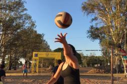 Voleibol : Circuito playero comienza hoy con duplas mixtas en la Costanera Norte