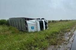 Una mujer y un niño heridos leves  tras despiste y vuelco de camioneta