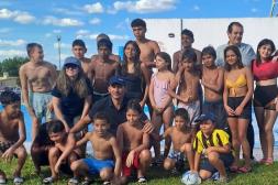 Entregaron calzados a niños de  la piscina de Rincón de Valentín