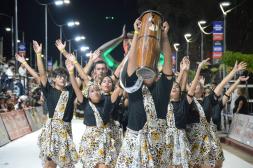 Salto vive las noches de desfiles de Samba con entradas casi agotadas y un colorido despliegue de agrupaciones