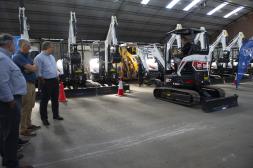 OSE incorpora 30 retroexcavadoras  para renovar tuberías en todo el país