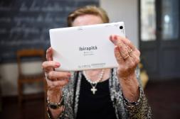 BPS: programa ofrece celulares  sin costo para personas mayores