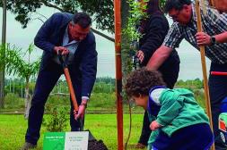 Albisu participó de jornada de  plantación de árboles autóctonos