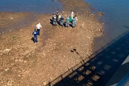 Un hombre se arrojó a las aguas y fue salvado por un rápido despliegue