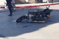 Dos motociclistas resultan con  politraumatismos tras choque