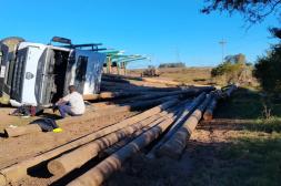 Camión cargado con madera volcó en curva pronunciada y su conductor salvó la vida de milagro
