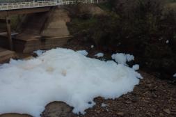 Estiman que espuma en arroyo Ceibal  podría ser detergente de uso industrial