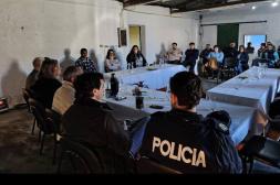 Mataojo recibió al jefe de Policía Ernesto Cossio, en una reunión junto a los vecinos