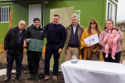 Dos familias salteñas recibieron sus  nuevas viviendas modulares en Ceibal 