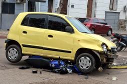 Motociclista politraumatizada  tras fuerte colisión en rotonda 