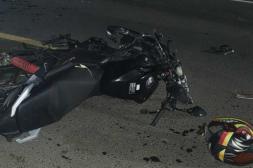 Motociclista sufre traumatismo de cráneo  al chocar contra puerta abierta de un auto