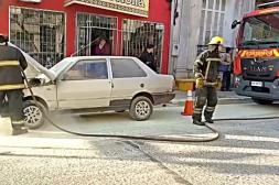 Susto en el centro por el  incendio parcial de vehículo 