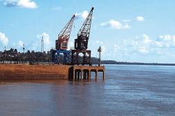 Salto Grande adapta maniobras  ante el ingreso de mayor caudal  y prevé ascenso en el puerto