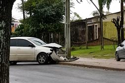 Automovilista sufrió fractura tras chocar contra una columna